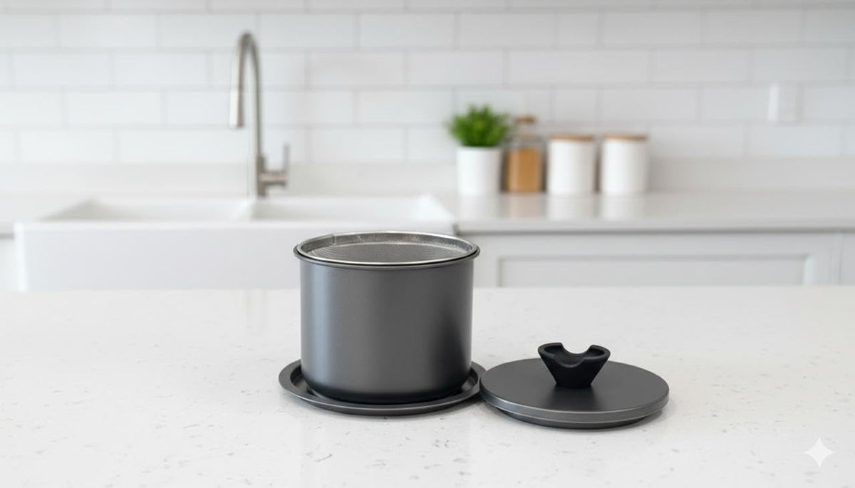 High Quality stainless steel Oil Pot with Mesh Strainer, Premium Non-Stick Coated Stainless Steel, Dishwasher Safe, Anti-Scalding Handle, Grey,1.4 litre Capacity